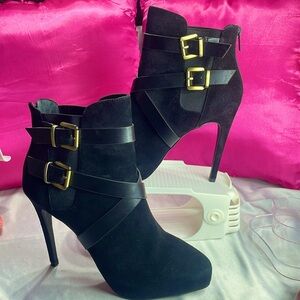 (E2) Charles David black suede heeled ankle boots with gold buckle detail Sz 8.5